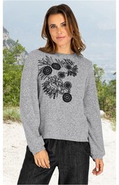 Grau melierter Pullover mit schwarzen, floralen und kreisförmigen Mustern auf der Vorderseite, Rundhalsausschnitt, lange Ärmel, getragen von stehender Frau vorne zum Betrachter, gerade geschnitten