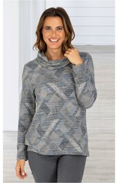 Langärmliges Pullovershirt in Hellgrau mit geometrischem Muster in verschiedenen Grautönen, Rollkragen, lockere Passform, getragen von stehender Frau mit rechter Hand am Hals