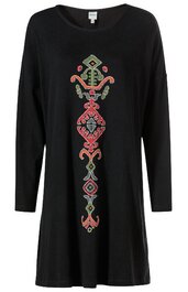 Schwarzes Langarmkleid mit rundem Ausschnitt, mittellang, frontales farbiges geometrisches Muster in Rot, Grün und Blau, gerade geschnitten