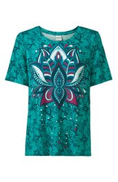 Kurzärmliges T-Shirt in türkisem Grundton, florales Muster, große zentrale Blüte in Weiß, Dunkelblau und Dunkelrot, Rundhalsausschnitt, gerade geschnitten