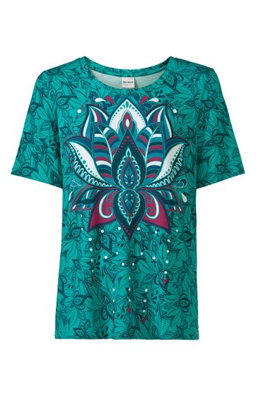 Kurzärmliges T-Shirt in türkisem Grundton, florales Muster, große zentrale Blüte in Weiß, Dunkelblau und Dunkelrot, Rundhalsausschnitt, gerade geschnitten
