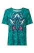 Kurzärmliges T-Shirt in türkisem Grundton, florales Muster, große zentrale Blüte in Weiß, Dunkelblau und Dunkelrot, Rundhalsausschnitt, gerade geschnitten