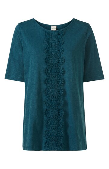 Dunkelgrünes Damen-T-Shirt, kurzer Arm, Rundhalsausschnitt, mittig vertikale Spitzenborte mit floralem Muster, gerade geschnitten