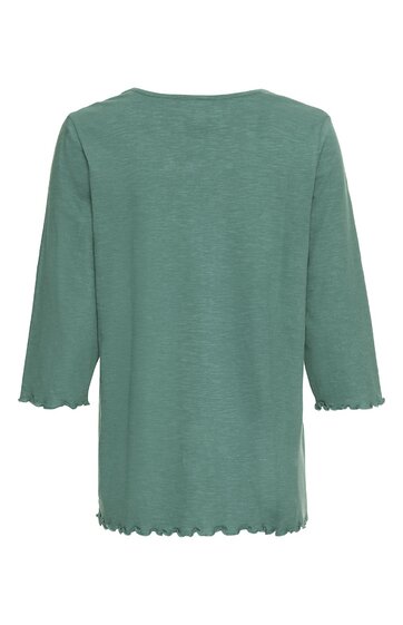 Damenoberteil in salbeigrün, ohne Muster, Rundhalsausschnitt, 3/4-lange Ärmel, gerader Schnitt, zarte Rüschenkante an Ärmeln und Saum