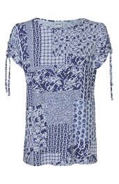 Kurzärmliges Damenoberteil in Blau und Weiß, patchworkartiges Muster mit geometrischen Formen, Rundhalsausschnitt, Ärmel mit Bindebändern, locker geschnitten