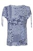 Kurzärmliges Damenoberteil in Blau und Weiß, patchworkartiges Muster mit geometrischen Formen, Rundhalsausschnitt, Ärmel mit Bindebändern, locker geschnitten