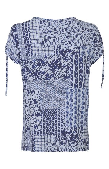 Kurzärmliges T-Shirt in Weiß und Dunkelblau mit Patchwork-Muster aus verschiedenen floralen und geometrischen Motiven, Rundhalsausschnitt, geraffte Ärmel mit Bindebändern