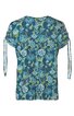 Dunkelblaue Bluse mit Blumenmuster in Hellblau, Weiß und Grün, kurzer Ärmel mit Bindebändern, Rundhalsausschnitt, gerade geschnitten