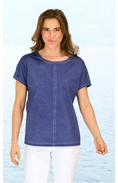 Damen-T-Shirt in dunklem Blau, kurze Ärmel, Rundhalsausschnitt, sichtbare Naht mittig vorne, leger geschnitten, getragen von stehender Frau vor hellem Hintergrund