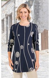 Dunkelblaue Langarmbluse mit cremefarbenen, wellenförmigen Linien und Kreisdesigns, Rundhalsausschnitt, gerade geschnitten, getragen von stehender Frau, länger geschnitten