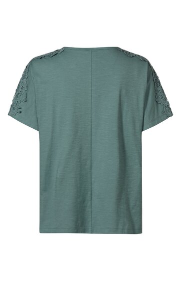 T-Shirt in salbeigrün, kurze Ärmel mit Lochmuster und Zierknöpfen an den Schultern, Rundhalsausschnitt, gerade geschnitten, Rückansicht