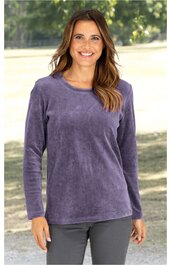 Langes, violettes Shirt ohne Muster, Rundhalsausschnitt, lange Ärmel, gerade geschnitten, getragen von lächelnder stehender Frau