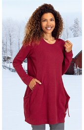 Rotes, langärmeliges Tunika-Kleid mit Rundhalsausschnitt, zwei großen seitlichen Taschen, gerade geschnitten, getragen von stehender Frau vor winterlicher Schneelandschaft