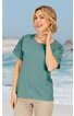 Grünes T-Shirt mit Spitzenärmeln, rundhals, kurzärmelig, gerade geschnitten, getragen von lächelnder stehender Frau mit leicht angewinkeltem rechten Arm