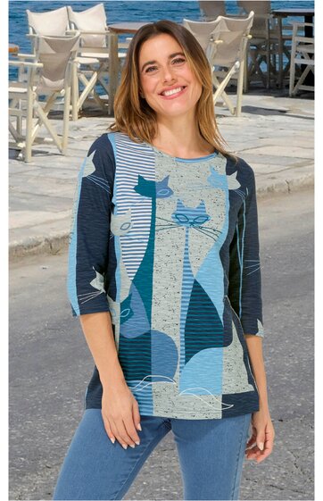Langärmeliges Shirt in Blau- und Grautönen mit abstraktem Katzenmuster, Rundhalsausschnitt, locker sitzend, getragen von lächelnder stehender Frau, tailliert