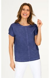 Kurzärmeliges T-Shirt in Indigo mit zentraler Naht vorn, Rundhalsausschnitt, gerade geschnitten, getragen von lächelnder stehender Frau, locker sitzend