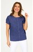 Kurzärmeliges T-Shirt in Indigo mit zentraler Naht vorn, Rundhalsausschnitt, gerade geschnitten, getragen von lächelnder stehender Frau, locker sitzend
