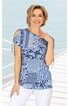 Blau-weiß gemustertes Damenoberteil mit verschiedenen geometrischen und floralen Mustern, Rundhalsausschnitt, kurze Ärmel mit Cut-out und Bindeband, figurbetont, getragen von lächelnder stehender Frau, kombiniert mit weißer Hose