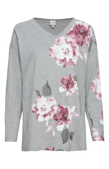 Hellgraues langärmliges Damenoberteil mit V-Ausschnitt, großflächigem rosa-weißen Blumenmuster, gerade geschnitten