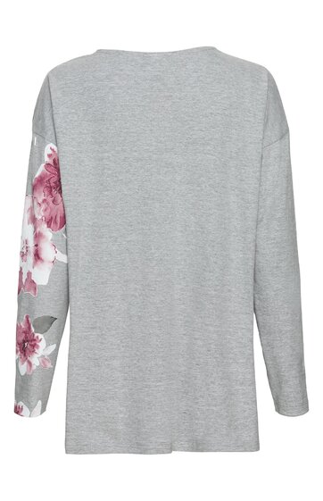 Grauer Langarmpullover mit großflächigem rosa Blumenmuster auf dem linken Ärmel, runder Halsausschnitt, gerade geschnitten, Rückenansicht
