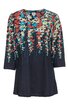 Locker geschnittenes Damenoberteil in Dunkelblau mit floralem Muster in Rot, Hellgrün, Hellblau und Weiß, V-Ausschnitt, 3/4-Arm, gerader Saum