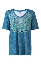 T-Shirt in türkis mit großem, rundem Mandala-Muster in Blau-, Grün- und Weißtönen auf der Brust, kurze Ärmel, Rundhalsausschnitt, locker geschnitten