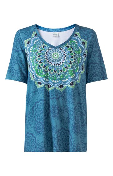 T-Shirt in türkis mit großem, rundem Mandala-Muster in Blau-, Grün- und Weißtönen auf der Brust, kurze Ärmel, Rundhalsausschnitt, locker geschnitten