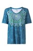 T-Shirt in türkis mit großem, rundem Mandala-Muster in Blau-, Grün- und Weißtönen auf der Brust, kurze Ärmel, Rundhalsausschnitt, locker geschnitten