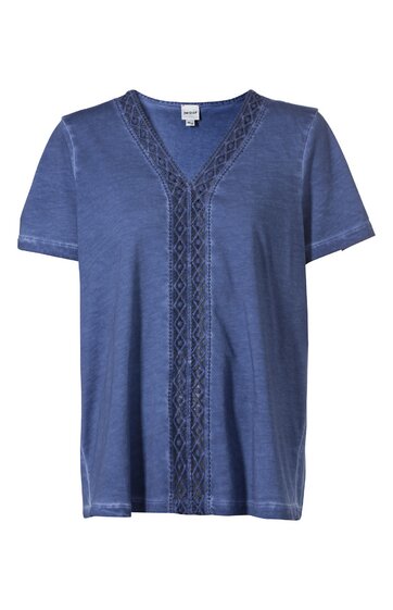 Blaues T-Shirt mit V-Ausschnitt, kurze Ärmel, durchgehendes Spitzenband mit geometrischem Muster entlang des Ausschnitts bis zum Saum, gerade geschnitten
