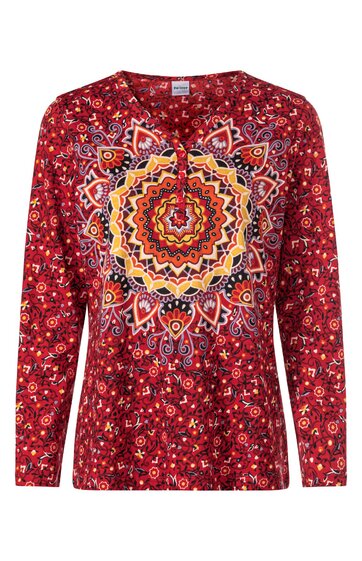 Langärmliges Shirt in dunklem Rot mit buntem Mandala-Muster in Gelb, Orange und Weiß, Rundhalsausschnitt, leicht taillierte Form