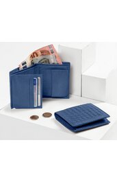 Blaue Geldbörse mit geflochtenem Muster auf der Oberfläche, aufgeklappt mit sichtbaren Kartenfach, Geldscheinfach mit Euro-Geldscheinen und Münzen, geschlossen liegend, rechteckige Form