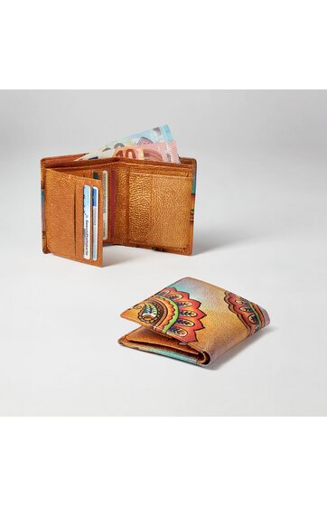 Geldbörse, orange mit Mandala-Muster in Rot, Grün und Gelb, rechteckig, aufgeklappt mit sichtbaren Kartenfächern und Geldscheinfach, elegante Faltung