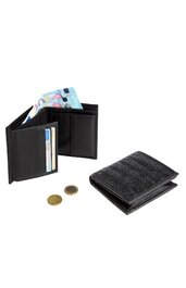 Schwarze Geldbörse mit Flechtmuster, rechteckig, geöffnet mit sichtbaren Kartenfächern und geöffnetem Münzfach, daneben geschlossen liegende Geldbörse, zwei Münzen und gefalteter Geldschein sichtbar