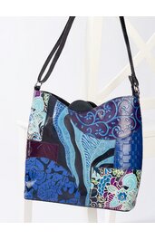 Rechteckige Umhängetasche in Blau- und Violetttönen mit buntem Patchwork-Muster, floralen und geometrischen Motiven, verstellbarem schwarzen Schulterriemen, schwarze Klappe mit Magnetverschluss