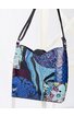 Rechteckige Umhängetasche in Blau- und Violetttönen mit buntem Patchwork-Muster, floralen und geometrischen Motiven, verstellbarem schwarzen Schulterriemen, schwarze Klappe mit Magnetverschluss