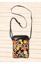Schwarze Umhängetasche mit bunter, floraler Stickerei in Orange, Gelb, Grün und Beige, rechteckig, schwarzer verstellbarer Schulterriemen, Reißverschluss am oberen Rand