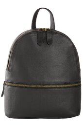Schwarzer Rucksack mit rundem Oberteil, strukturierter Oberfläche, goldfarbene Reißverschlüsse vorne und oben, kurzer Tragegriff oben, lederähnliches Material