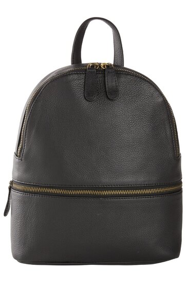 Schwarzer Rucksack mit rundem Oberteil, strukturierter Oberfläche, goldfarbene Reißverschlüsse vorne und oben, kurzer Tragegriff oben, lederähnliches Material