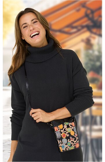 Schwarzer Rollkragenpullover mit langen Ärmeln, gerippten Bündchen, gerade geschnitten, getragen von lächelnder Frau mit braunen Haaren, mit bunter Umhängetasche mit Mickey-Mouse-Motiv