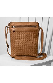 Braune Umhängetasche mit geflochtenem Muster, rechteckig, mit Reißverschlussfach vorne, verstellbarem Schulterriemen, auf weißem Holzstuhl sitzend