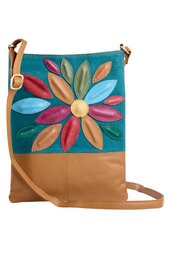 Umhängetasche in cognacbraun und petrolblau mit floralem Muster aus mehrfarbigen Blättern in Rot, Orange, Grün, Blau und Lila, goldfarbene Schnalle am verstellbaren Lederriemen, rechteckige Form