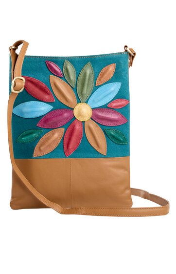 Umhängetasche in cognacbraun und petrolblau mit floralem Muster aus mehrfarbigen Blättern in Rot, Orange, Grün, Blau und Lila, goldfarbene Schnalle am verstellbaren Lederriemen, rechteckige Form