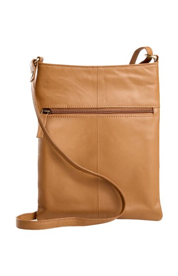 Kleine Umhängetasche in hellbraun, glatte Oberfläche, rechteckige Form, Reißverschlussfach außen, langer schmaler Schulterriemen, schlichtes Design