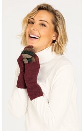 Handschuhe in Dunkelrot, Streifen in Grau und Grün am Handrücken, gestrickt, getragen von lachender Frau in weißem Rollkragenpullover, Fingerhandschuhe, eng anliegend