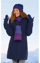 Dunkelblauer Wintermantel, durchgehender Reißverschluss, mittellang, getragen von stehender Frau, lila-blau gestreifter Schal, dunkelviolette Mütze mit blauem Streifen, dunkelblaue Fingerhandschuhe mit lila Akzenten