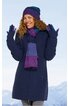 Dunkelblauer Wintermantel, durchgehender Reißverschluss, mittellang, getragen von stehender Frau, lila-blau gestreifter Schal, dunkelviolette Mütze mit blauem Streifen, dunkelblaue Fingerhandschuhe mit lila Akzenten