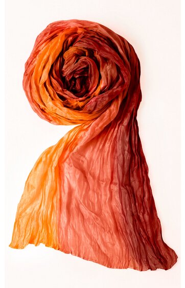 Schal in orange und rot mit Farbverlauf, leicht transparent, gekräuselt und locker zusammengerollt, rechteckig, weiche Struktur sichtbar