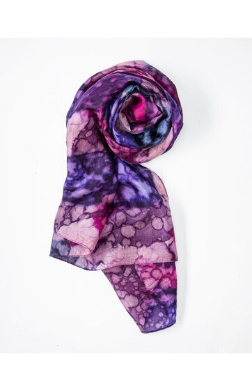 Schal in Lila- und Rosatönen mit abstraktem Batikmuster, länglich, aufgerollt, sichtbare Stoffstruktur