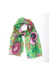 Schal in grasgrün mit buntem Blumenmuster in pink, weiß, blau und beige, rechteckig, leicht geknotet, leichte Falten sichtbar
