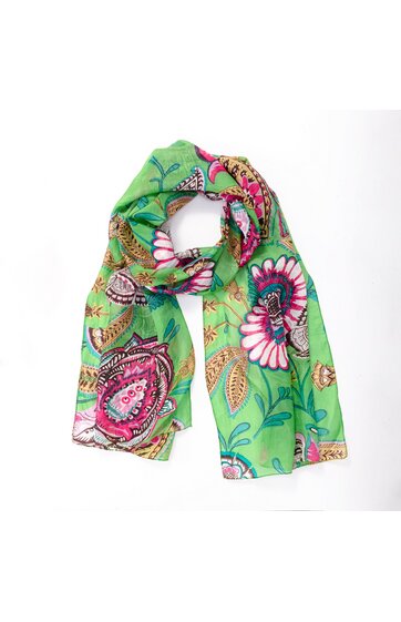 Schal in grasgrün mit buntem Blumenmuster in pink, weiß, blau und beige, rechteckig, leicht geknotet, leichte Falten sichtbar